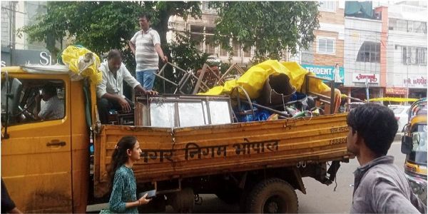 भोपाल में निगम का अतिक्रमण हटाओ अभियान जारी, बड़ी मात्रा में सामान जब्त