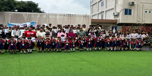 निशुल्क दंत चिकित्सा शिविर में 200 विद्यार्थियों के दांतों-मसूड़ों की जांच