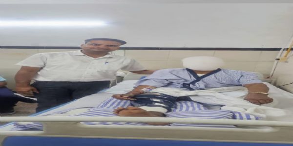 बुजुर्ग की हुई सफल री-रिवीजन नी ट्रांसप्लांट: छह महीने बाद हुआ पैरों पर खड़ा