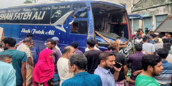 बांग्लादेश में शुक्रवार सुबह बोगरा के एरुलिया इलाके में सड़क किनारे खड़े मजूदूरों को टक्कर मारने वाली बस। फोटो - ढाका ट्रिब्यून बांग्लादेश में शुक्रवार सुबह बोगरा के एरुलिया इलाके में सड़क किनारे खड़े मजूदूरों को टक्कर मारने वाली बस। फोटो - ढाका ट्रिब्यून