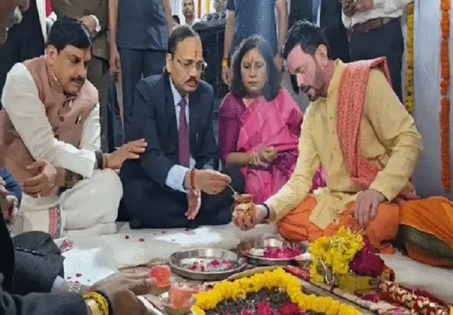 देश के मुख्य न्यायाधीश जस्टिस सूर्यकांत ने उज्जैन में किया न्यायाधीश अतिथि गृह का भूमिपूजन देश के मुख्य न्यायाधीश जस्टिस सूर्यकांत ने उज्जैन में किया न्यायाधीश अतिथि गृह का भूमिपूजन