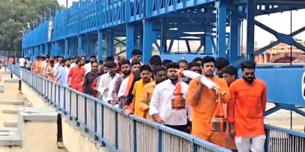 कांवड़ यात्रा से पूर्व गंगा पूजन करते हुए कांवड़ यात्रा से पूर्व गंगा पूजन करते हुए