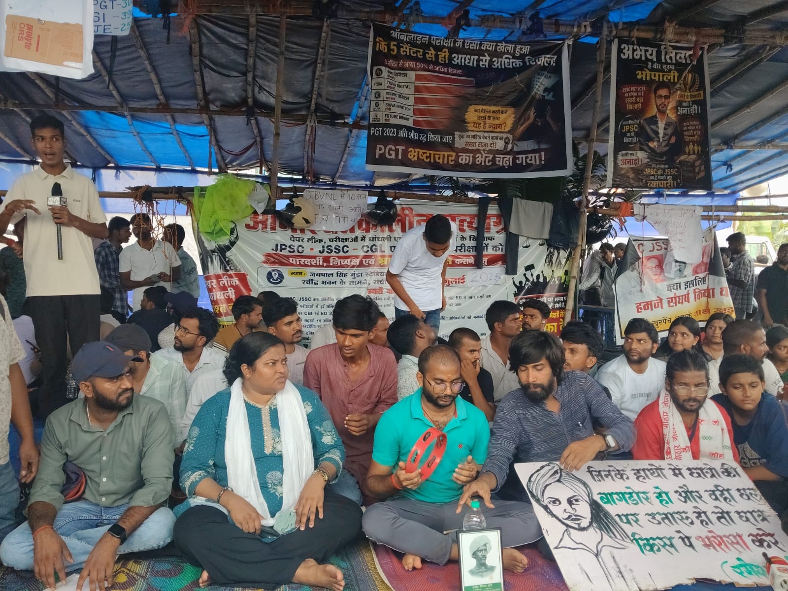 अनशन स्थल पर मौजूद छात्र अभ्यर्थियों सहित अन्य अनशन स्थल पर मौजूद छात्र अभ्यर्थियों सहित अन्य