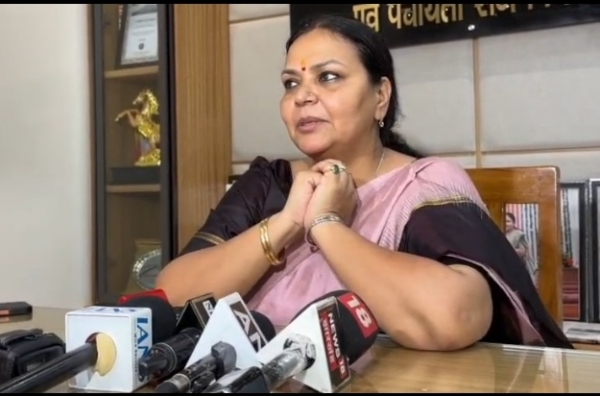 मीडिया को संबोधित करते मंत्री दीपिका पांडेय की फोटो मीडिया को संबोधित करते मंत्री दीपिका पांडेय की फोटो