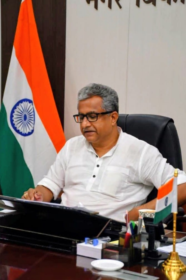 हर घर तिरंगा की जानकारी देते नगर विकास मंत्री नीतीश मिश्रा