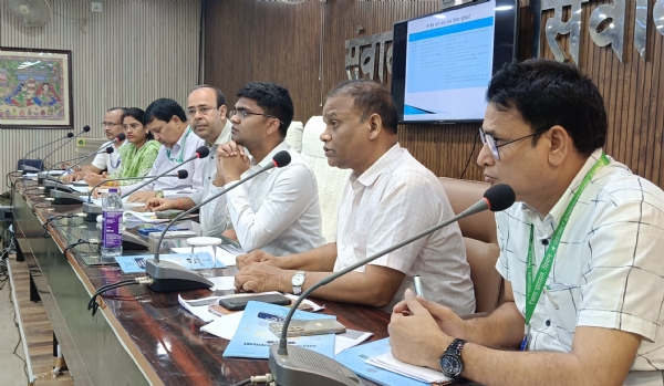 अधिकारियों को निर्देश देते जिलाधिकारी अधिकारियों को निर्देश देते जिलाधिकारी