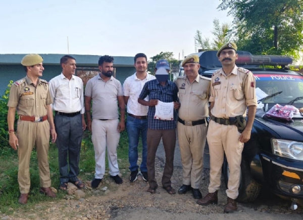 Smuggler arrested with 381 grams of cannabis in Hiranagar.