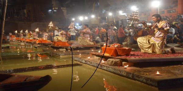 गंगा के जलस्तर में उफान, दशाश्वमेध घाट पर 15 फीट पीछे हुई गंगा आरती
