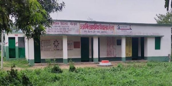 निजी जमीन पर उत्क्रमित प्राथमिक विद्यालय , बुनियादी सुविधाओं को तरस रहे मासूम