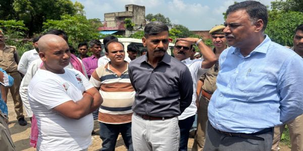 गंगा बढ़ी तो अफसर दौड़े गांव, बोले- पहले अलर्ट करें, फिर बचाव करें