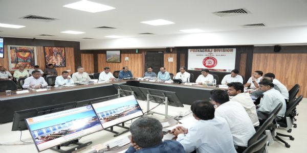 संरक्षा रेलवे की सर्वोच्च प्राथमिकता : विवेक कुमार गुप्ता