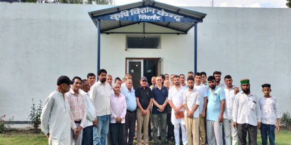 नाहन विधायक अजय सोलंकी ने कृषि विज्ञानं केन्द्र  धौलाकुआं का किया दौरा, चंदन का पौधा लगाया