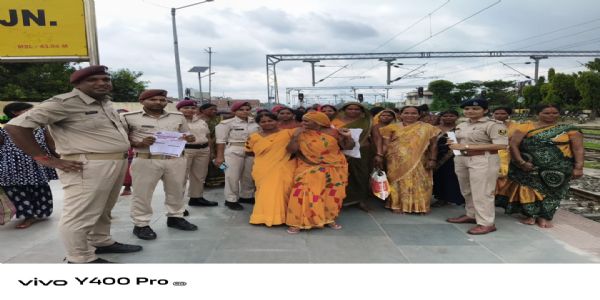 रेल महिला पुलिस दीदी टीम गठित,विभिन्न स्कूल जाकर बच्चों को किया जागरूक