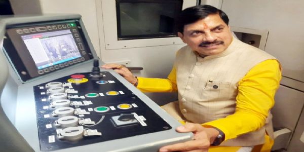 7वें अंतरराष्ट्रीय नवकरणीय ऊर्जा सम्मेलन के दौरान मुख्यमंत्री मोहन यादव दिल्ली मेट्रो की सवारी करते हुए (फाइल फोटो) 7वें अंतरराष्ट्रीय नवकरणीय ऊर्जा सम्मेलन के दौरान मुख्यमंत्री मोहन यादव दिल्ली मेट्रो की सवारी करते हुए (फाइल फोटो)