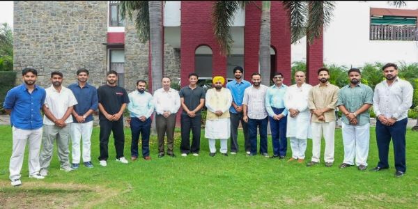 पंजाब के मुख्यमंत्री भगवंत मान के साथ, अभिषेक, अर्शदीप और अन्य पंजाब के मुख्यमंत्री भगवंत मान के साथ, अभिषेक, अर्शदीप और अन्य