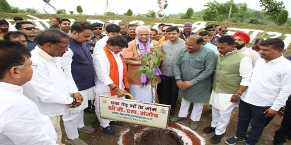इंदौर में पौधरोपण करते हुए मंत्री विजयवर्गीय इंदौर में पौधरोपण करते हुए मंत्री विजयवर्गीय