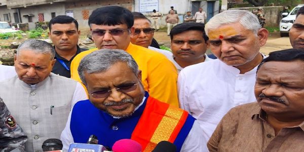 बड़गांव कांड को लेकर टंडवा पहुंचे बाबूलाल, पीड़िता के परिजनों से की मुलाकात