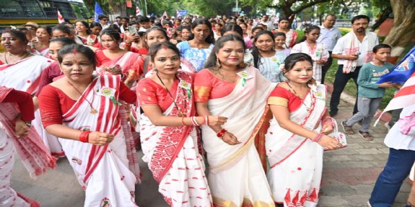 बरेका में विश्व आदिवासी दिवस पर निकली शोभायात्रा, बिखरी आदिवासी संस्कृति की छटा