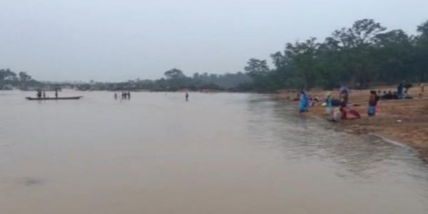कोटरी नदी के बेचाघाट में रेत के टीले से टकराकर नाव पलटी