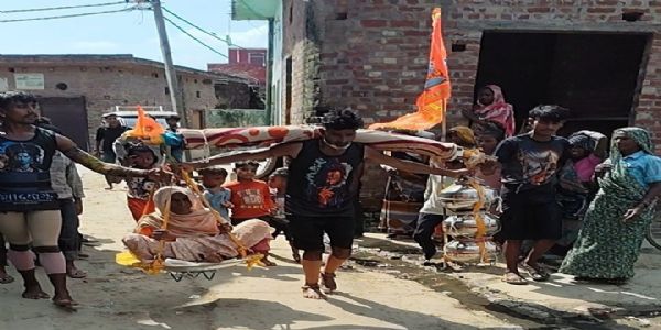 बेटे ने 105 वर्षीय मां को कांवड़ में बैठाकर कराया गंगा दर्शन, 28 लीटर गंगाजल के साथ हरिद्वार से 200 किमी पैदल चलकर पहुंचा संभल