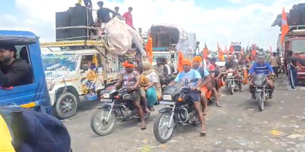 डाक कांवड़, गंगाजल लेकर नहीं रुकते कदम, कंधे पर कांवड़, हाथ में गंगाजल और आंखों में एक ही संकल्प