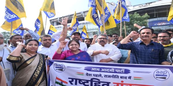 ई-20 पेट्रोल के विरोध में आम आदमी पार्टी का पैदल मार्च
