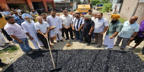 जम्मू पश्चिम के गुलामी चक-गोल गुजराल में ब्लैकटॉपिंग कार्य शुरू