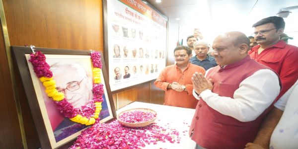 दिल्ली भाजपा के पूर्व अध्यक्ष कोहली को पार्टी नेताओं ने पुष्पांजलि अर्पित की