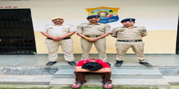 दुर्गा माता मंदिर से चांदी की छत्र और नकदी चोरी, आरोपी गिरफ्तार