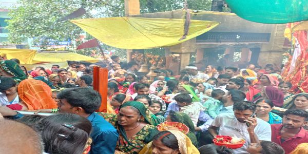 आठ महीने बाद शीतला धाम घाट पहुंचीं गंगा, हजारों भक्तों ने लगाई डुबकी