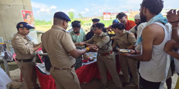 सुरक्षा के साथ कांवड़ियों की सेवा में जुटी पुलिस, हाईवे पर बांटा प्रसाद