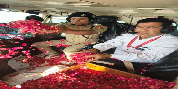 गाजियाबाद-हापुड़ में हेलीकॉप्टर से कांवड़ियों पर हुई पुष्प वर्षा, जयकारों से गूंजा कांवड़ मार्ग
