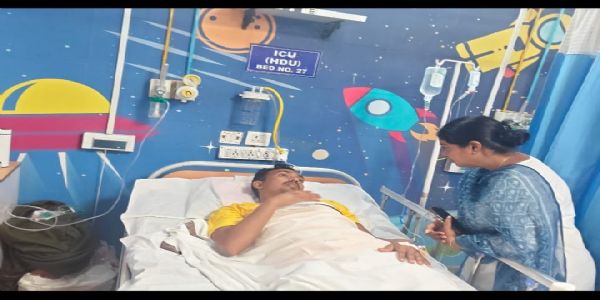 रांची में आमरण अनशन पर बैठे छात्र राहुल क्रांति से मिलीं भाजपा की वरिष्ठ नेत्री अस्मिता आनंद