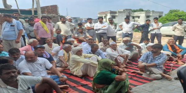ग्रामीणों ने आरोपों की जांच के लिए कोतवाली पहुंच कर किया प्रदर्शन