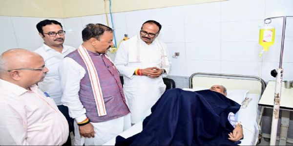 पूर्व मंत्री डॉ. नरेंद्र कुमार सिंह गौर को केजीएमयू में देखने पहुंचे दोनों उप मुख्यमंत्री