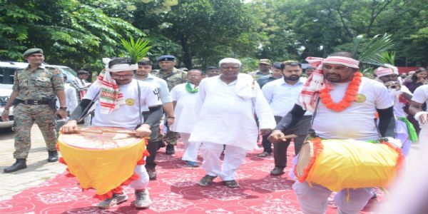 विश्व आदिवासी दिवस पर धनबाद में भव्य समारोह, 29 लाभुकों को वन पट्टा