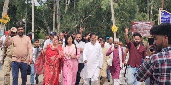 पैंथर्स पार्टी का रामनगर थाने के बाहर प्रदर्शन, 2024 चुनावों में कथित अनियमितताओं पर कार्रवाई की मांग