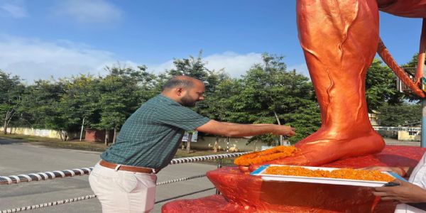 विश्व आदिवासी दिवस पर डीसी ने भगवान बिरसा मुंडा की प्रतिमा पर किया माल्यार्पण