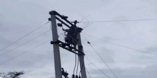 बिजली की सप्लाई को लेकर विवाद, थ्री-फेज ट्रांसफार्मर पर चढ़ी महिला; तार खींचने लगी, कर्मचारी समझाते रहे