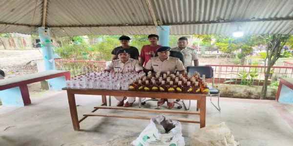 सिकटी पुलिस ने 293.1 लीटर नेपाली शराब के साथ दो तस्कर को किया गिरफ्तार, चार बाइक जब्त