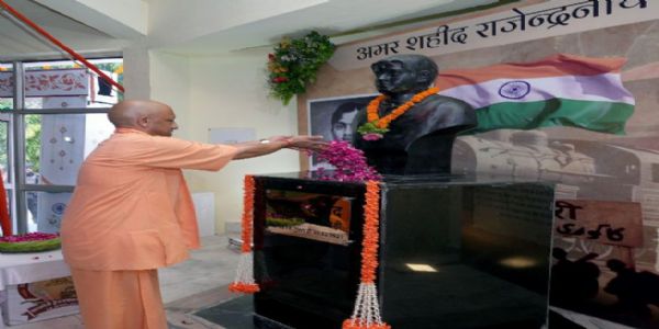 मुख्यमंत्री ने राष्ट्रनायकों की प्रतिमा पर किया माल्यार्पण, बच्चों संग ली सेल्फी