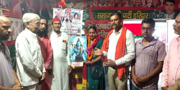अखिलेश को यूपी का सीएम बनाने के संकल्प के साथ कांवड़ यात्रा पर निकलीं सुमन देवी