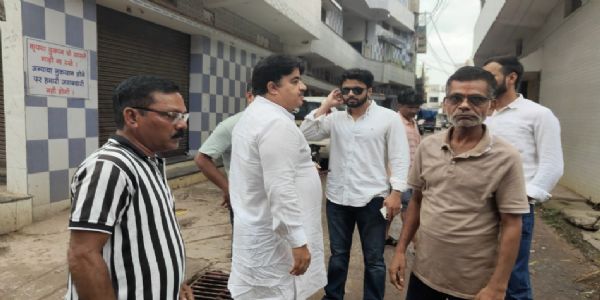 नल से आया गंदा पानी, पीलिया-टाइफाइड की चपेट में बनियापारा वार्ड