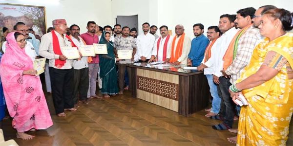 उप मुख्यमंत्री विजय शर्मा ने कवर्धा के हितग्राहियों को सौंपे पीएम आवास योजना शहरी 2.0 के स्वीकृति पत्र