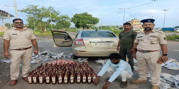 नवादा में कार से अंग्रेजी शराब बरामद, तस्कर गिरफ्तार