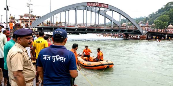 गंगा में डुबकी लगाते ही तेज बहाव में बहा कांवड़िया, तलाश में जुटी जल पुलिस