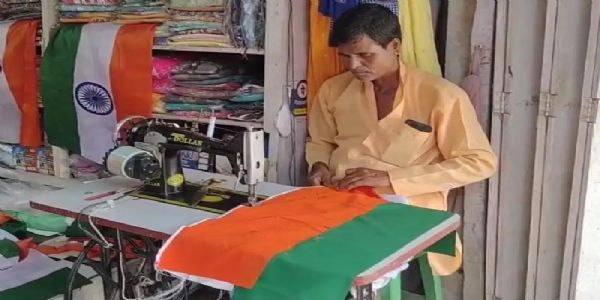 स्वाधीनता दिवस से पूर्व लगभग 35 वर्षों से राष्ट्रीय ध्वज बना रहे कलगछिया के पियार अली