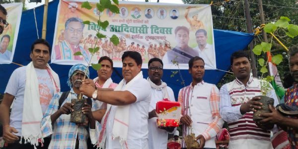 विश्व आदिवासी दिवस पर कांग्रेस ने किया पौधा वितरण