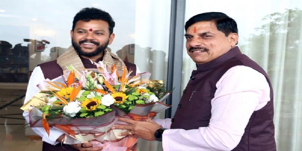 मुख्यमंत्री निवास पहुंचने पर केन्द्रीय मंत्री नायडू का स्वागत करते हुए मुख्यमंत्री डॉ. यादव मुख्यमंत्री निवास पहुंचने पर केन्द्रीय मंत्री नायडू का स्वागत करते हुए मुख्यमंत्री डॉ. यादव