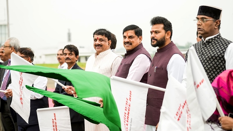 भोपाल एयरपोर्ट से चार नई हवाई सेवाओं को फ्लैग आफ करते हुए केन्द्रीय मंत्री नायडू और मुख्यमंत्री मोहन यादव भोपाल एयरपोर्ट से चार नई हवाई सेवाओं को फ्लैग आफ करते हुए केन्द्रीय मंत्री नायडू और मुख्यमंत्री मोहन यादव